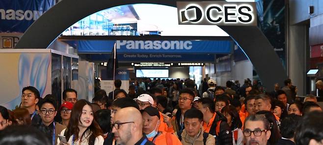 1월7일부터 10일까지 개최된 ‘2025 CES(소비자가전박람회)’ 모습. 당시 기자들은 비자면제프로그램인 ESTA를 활용해 현장을 취재했으나, 내년 CES를 앞두고는 언론인 취재 비자(I 비자)를 발급받는 절차를 거치고 있다. /공동취재