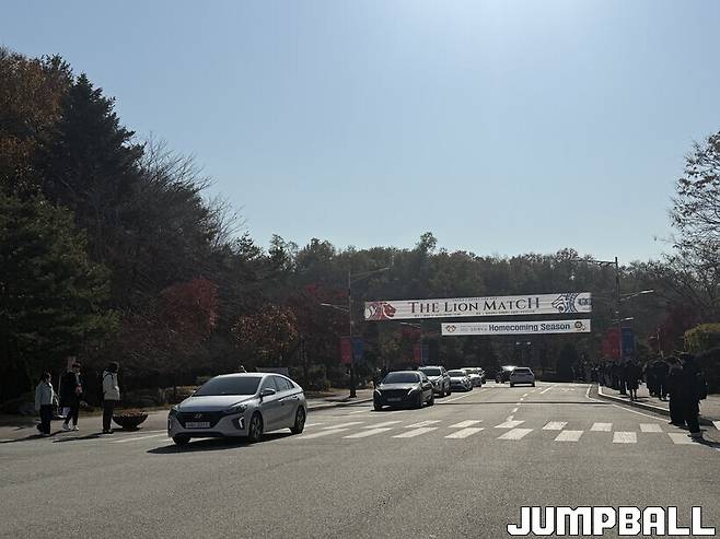 ▲경희대 국제캠퍼스 학교 입구에서부터 더 라이언 매치를 홍보하는 현수막을 볼 수 있었다.