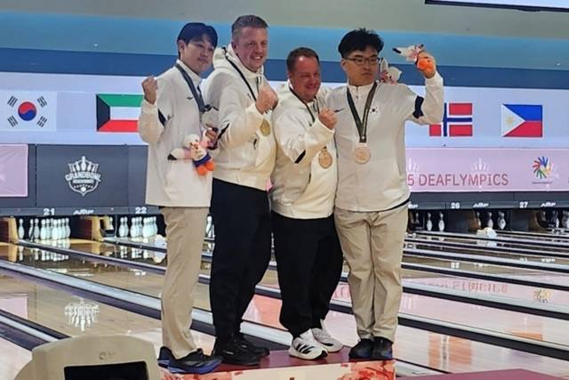 ▲ 유바이오로직스 박재웅(왼쪽)이 19일 일본 도쿄에서 열린 제25회 도쿄 데플림픽 볼링 남자 개인전에서 은메달을 차지하며 시상대에 올라 있다. 강원도장애인체육회 제공