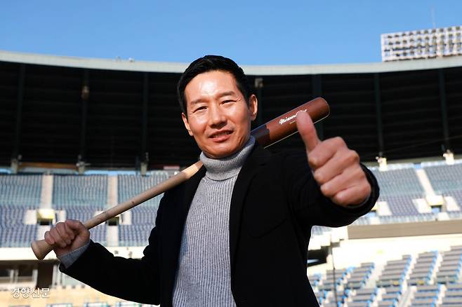 2025시즌 프로야구 통합우승을 이끈 LG 염경엽 감독이 17일 서울 잠실야구장에서 인터뷰에 앞서 포즈를 취하고 있다.   정지윤 선임기자