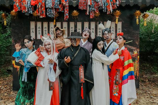 여전히 ‘처녀귀의 행방’을 묻는 사람들이 많지만, ‘귀신사바 귀신놀이’ 테마는 지난 2일 막을 내렸다. 현재 그는 한국민속촌 겨울 시즌 ‘킹 받는 크리스마스’에서 얼음 궁녀로 다시 관객을 맞고 있다. 귀신들은 2026년에 다시 찾아온다. 한국민속촌 제공