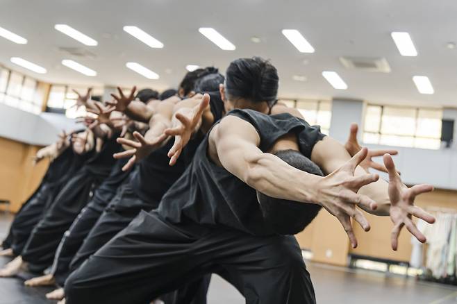 19일 서울 국립극장 해오름극장 연습동에서 선보인 국수호 안무가의 ‘티벳의 하늘’ 연습 장면.   국립극장 제공