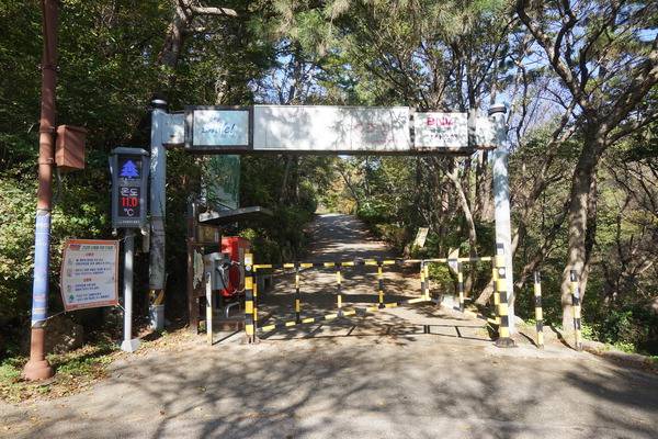 산행 들머리인 금정산성 동문입구.