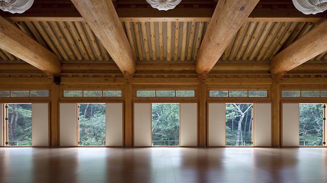 Interior of Hamwoldang in Jingwansa ( ©Park Young-chae, provided by Guga Urban Architecture)