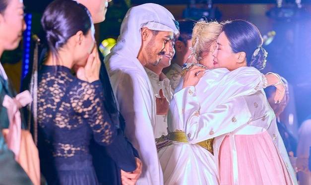 이재명 대통령과 함께 UAE를 국빈 방문 중인 김혜경 여사가 18일(현지시간) 아부다비 대통령궁에서 열린 한-UAE 문화교류 행사가 끝난 뒤 소프라노 조수미와 포옹하고 있다. 연합뉴스