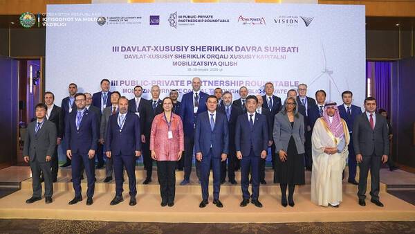 인천국제공항공사는 지난 18일(현지시각) 우즈베키스탄 타슈켄트에서 우즈벡 정부와 우르겐치공항 개발·운영사업(PPP)의 핵심 기반인 ‘정부지원협약(GSA, Government Support Agreement)’을 한 뒤 기념사진을 촬영하고 있다. 공항공사 제공