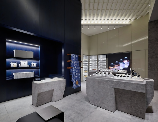 롯데백화점은 지난 13일 잠실 롯데월드몰에 젠더리스 뷰티&퍼퓸 브랜드 바이레도의 플래그십 매장을 유통사 최초로 오픈했다. [바이레도]