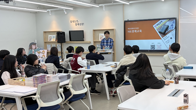 18일 오후 경기 고양 신일비즈니스고등학교 제4창업캠퍼스에서 열린 청소년 경제교육 특강에서 임성택 매일경제아카데미 선임연구원이 자율주행과 보안과 상장지수펀드에 대해 강의하고 있다. [전지원 인턴기자]