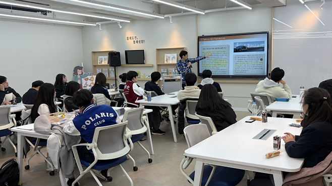 임성택 연구원이 자율주행과 보안 관련 기사를 학생들에게 보여주며 설명하는 모습. [전지원 인턴기자]