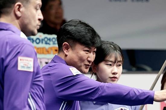 하이원리조트가 19일 PBA팀리그 4라운드 4일차 경기에서 웰컴저축은행에 세트스코어 0:3으로 끌려가다 막판 이충복 임경진 임성균 활약에 힘입어 4:3으로 극적인 역전승을 거두고 상위권 도약 발판을 마련했다. 이충복이 경기 중 이미래에게 조언하고 있다. (사진=PBA)