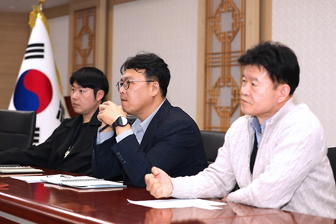 고상호 수사관, 이동훈 수사팀장, 강지호 사무관(왼쪽부터)이 정부대전청사에서 매일경제신문과 인터뷰하고 있다. [지식재산처]