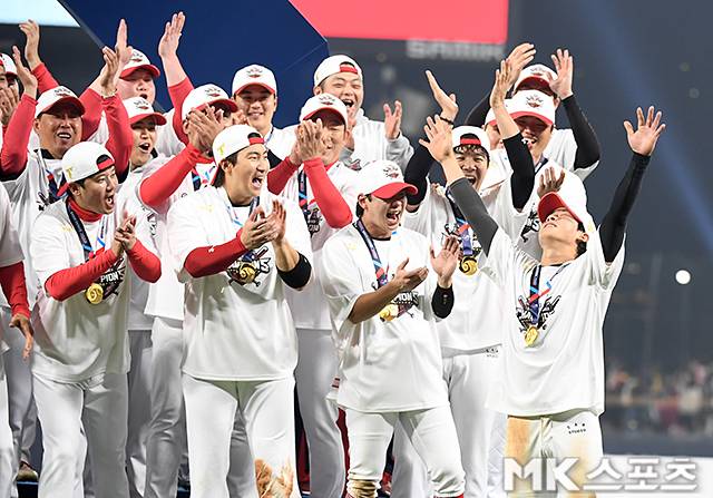 KIA가 2017년 이후 7년 만에 통합우승과 함께 통산 열두 번째 우승컵을 들어올렸다. KIA는 2024년 10월 28일 오후 광주-기아챔피언스 필드에서 ‘2024 신한 SOL Bank KBO리그’ 삼성와의 한국시리즈(KS·7전4선승제) 5차전에서 7-5로 승리하면서 시리즈 전적 4승1패로 통합우승을 달성했다. 5차전 MVP 박찬호가 세리머니를 하고 있다. 사진=천정환 기자