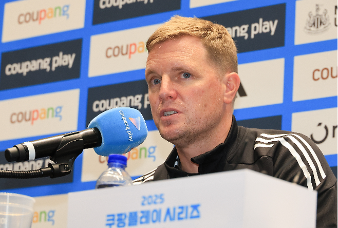 기자회견하는 뉴캐슬 에디 하우 감독. 사진=연합뉴스 제공