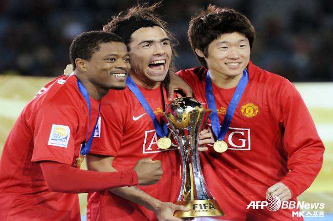 맨체스터 유나이티드에서 절친한 사이였던 에브라(사진 맨 왼쪽부터), 테베즈, 박지성. 맨유는 한국 축구 전설 박지성이 축구 인생 황금기를 보냈던 팀이다. 맨유는 한국에서 엄청난 인기를 자랑한다. ‘축구 명가’로 유명한 맨유가 프로농구단 창단을 준비하는 것으로 보인다. 사진=AFPBBNews=News1