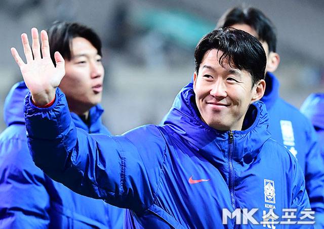 손흥민은 “사실 오늘 경기 전부터 담이 세게 왔고 경기 중에는 잘못 떨어져서 목까지 올라왔다. 이제는 잘 회복해서 주말 경기 컨디션을 올려야 한다”며 “LA에서 빨리 와달라고 부탁했다. 그러나 국가대표는 항상 소중하고 내게 있어 1순위다. 대한민국을 대표하는 자리 아닌가. 올해 마지막 2경기를 이겼고 이제는 소속팀에서 멋진 모습으로 보답해야 할 차례다”라고 말했다. 사진(상암 서울)=김영구 기자