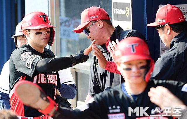 2024년 6월 9일 오후 서울 잠실구장에서 ‘2024 KBO리그’ KIA 타이거즈와 두산 베어스 경기가 열렸다. 1회초 무사 1, 2루에서 KIA 나성범의 3루타때 득점을 올린 박찬호와 김도영이 이범호 감독과 하이파이브를 하고 있다. 사진=김영구 기자