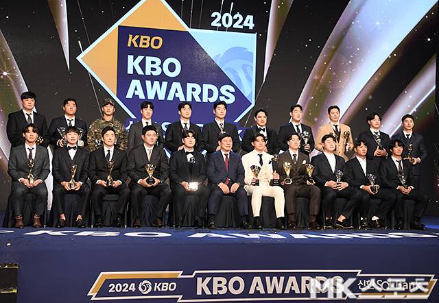 2024 KBO 시상식이 2024년 11월 26일 오후 서울 송파구 롯데호텔에서 열렸다. 이날 수상자들이 기념촬영을 하고 있다. 사진=천정환 기자