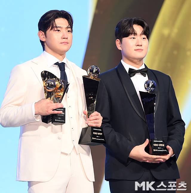2024 KBO 시상식이 2024년 11월 26일 오후 서울 송파구 롯데호텔에서 열렸다. MVP 수상한 KIA 김도영, 신인상 수상한 두산 김택연이 기념촬영을 하고 있다. 사진=천정환 기자