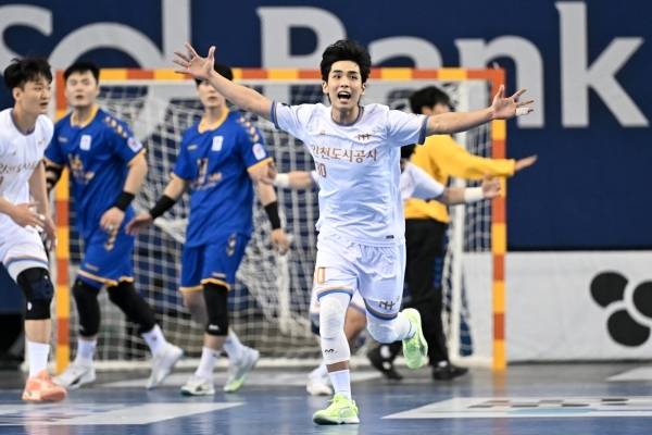 사진 신한 SOL Bank 25 26 핸드볼 H리그 인천도시공사 이요셉이 환호하고 있다