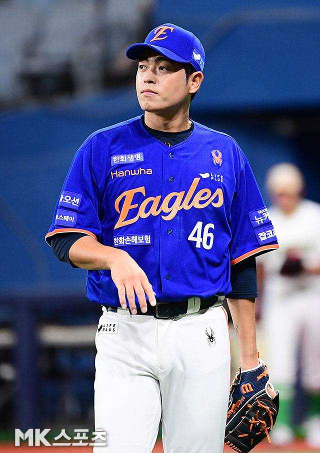 8월 28일 오후 서울 고척스카이돔에서 ‘2025 신한 SOL뱅크 KBO 리그’ 한화 이글스와 키움 히어로즈 경기가 열렸다. 8회말에 등판한 한화 이태양이 실점없이 이닝을 마친 후 마운드를 내려오고 있다. 사진=김영구 기자