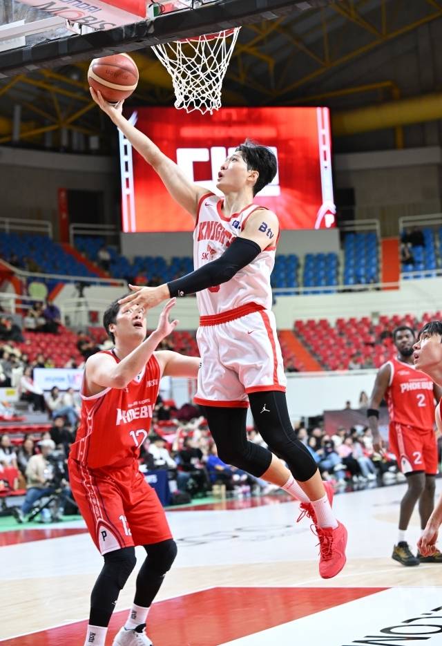 SK는 ‘MVP 듀오’ 자밀 워니가 26점 10리바운드 6어시스트 2스틸, 안영준이 17점 2어시스트를 기록하는 등 원투 펀치 역할을 해냈다. 사진=KBL 제공