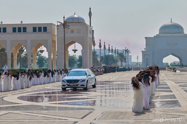 [아부다비=뉴시스] 최동준 기자 = 아랍에미리트(UAE)를 국빈 방문 중인 이재명 대통령 탑승한 차량이 18일(현지 시간) 아부다비 카사르 알 와탄 대통령궁에서 열린 공식 환영식에 입장하고 있다. (공동취재) 2025.11.18. photocdj@newsis.com /사진=고범준