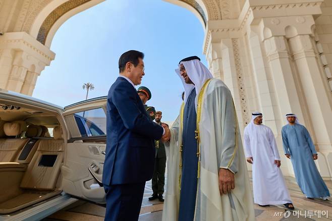 [아부다비=뉴시스] 최동준 기자 = 아랍에미리트(UAE)를 국빈 방문 중인 이재명 대통령이 18일(현지 시간) 아부다비 카사르 알 와탄 대통령궁에서 열린 공식 환영식에서 무함마드 빈 자이드 알 나흐얀 UAE 대통령과 악수하고 있다. (공동취재) 2025.11.18. photocdj@newsis.com /사진=