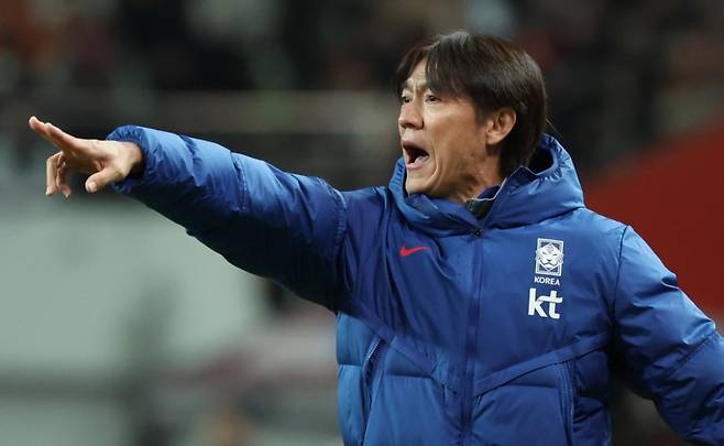 지난 18일 오후 서울 마포구 서울월드컵경기장에서 열린 축구 국가대표팀 평가전 대한민국과 가나의 경기, 전반 한국 홍명보 감독이 작전을 지시하고 있다. /사진=뉴시스