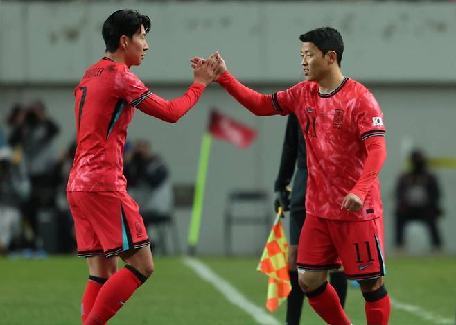 18일 오후 서울 마포구 서울월드컵경기장에서 열린 축구 국가대표팀 평가전 대한민국과 가나의 경기, 후반 한국 손흥민이 황희찬과 교체되며 인사를 나누고 있다. /사진=뉴시스