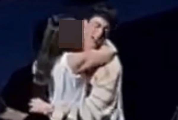 BTS 멤버 진에게 기습 뽀뽀를 해 기소된 50대 일본인 여성이 억울함을 토로했다. 사진은 BTS 진에게 기습뽀뽀하는 50대 일본인 여성 팬 모습. /사진=SNS 캡처