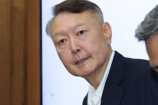 윤석열 전 대통령이 한덕수 전 국무총리의 내란 혐의 관련 재판에 증인으로 출석하겠다고 밝혔다. 사진은 윤 전 대통령이 지난 9월26일 서울 서초동 서울중앙지법에서 열린 특수공무집행방해 혐의 재판에 출석하고 있는 모습. /사진=뉴스1(공동취재단)