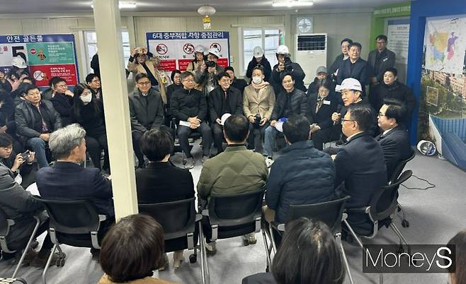 오세훈 서울시장이 19일 오후 서울 동작구 노량진재정비촉진지구를 방문해 주민들과 간담회를 갖고 있다. /사진=장동규 기자