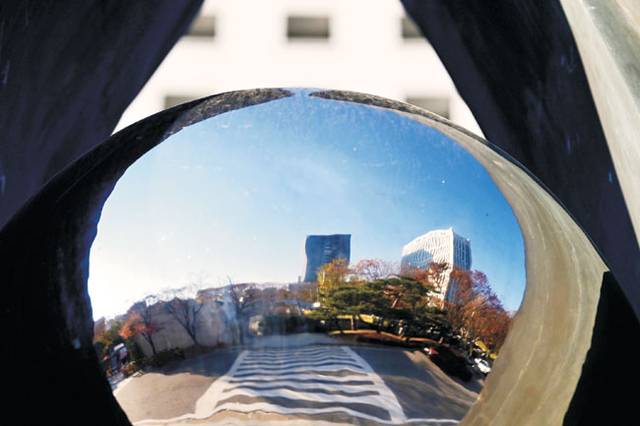 스산한 檢  : 대장동 개발비리 사건 항소 포기 후폭풍이 계속되는 가운데 19일 오전 서울 서초구 대검찰청 청사 정문에 놓인 조형물에 맞은편 서울고검·서울중앙지검 건물이 비치고 있다. 문호남 기자