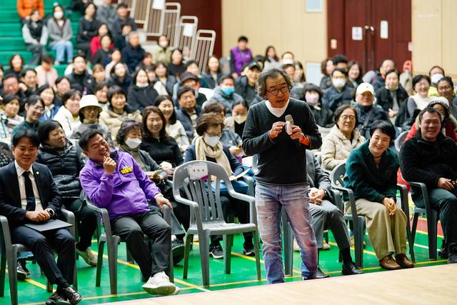 18일 김정운 교수가 동대문구청에서 열린 ‘행복의 조건’ 강연을 진행하고 있다. 동대문구청 제공