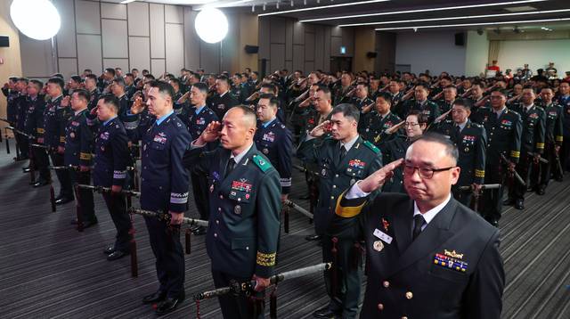 안규백 국방부 장관이 19일 서울 용산 국방컨벤션에서 준장 진급 예정자 및 진급자 총 89명에게 삼정검을 수여한 뒤 참석자들이 경례를 하고 있다. 국방일보 제공