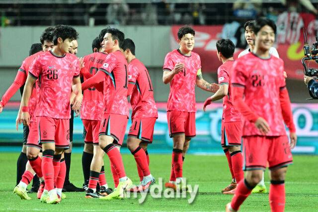 축구대표팀이 18일 오후 서울월드컵경기장에서 진행된 가나와의 평가전에서 1-0으로 승리한 뒤 기뻐하고 있다./마이데일리 DB