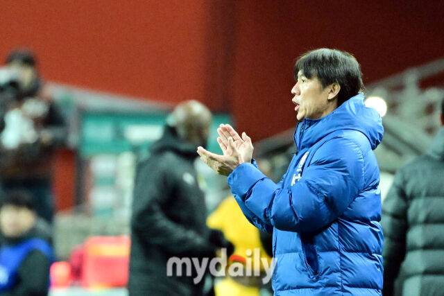 축구대표팀 홍명보 감독이 18일 오후 서울월드컵경기장에서 진행된 가나와의 평가전에서 박수를 치고 있다.
