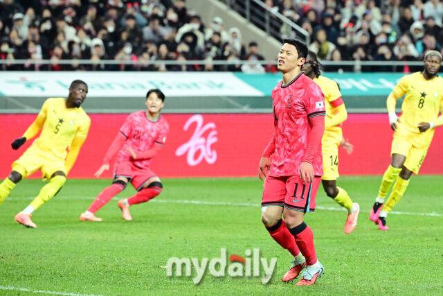 축구대표팀 황희찬이 18일 오후 서울월드컵경기장에서 진행된 가나와의 평가전 후반 PK를 실축하고 있다.