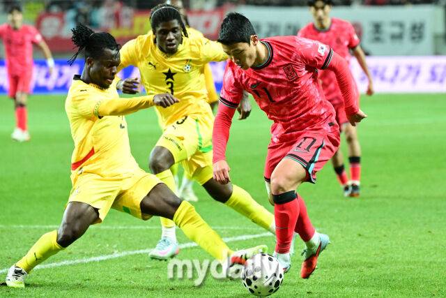 후반 교체 투입된 황희찬가 가나 수비를 뚫고 질주하고 있다.