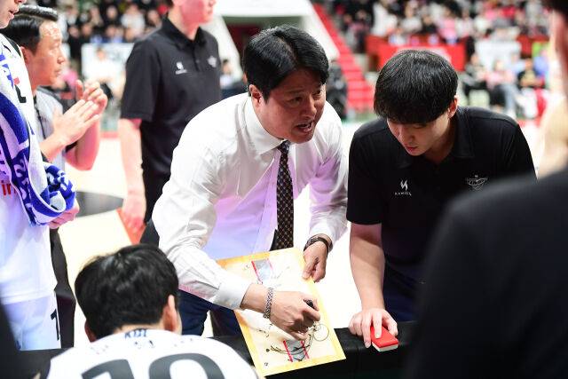 수원 KT 문경은 감독./KBL