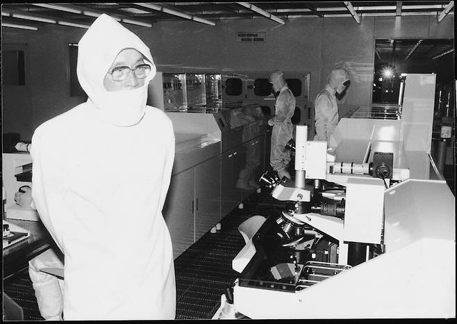 1985년 삼성전자 반도체 생산라인을 둘러보는 이병철 창업회장. [삼성전자 제공]