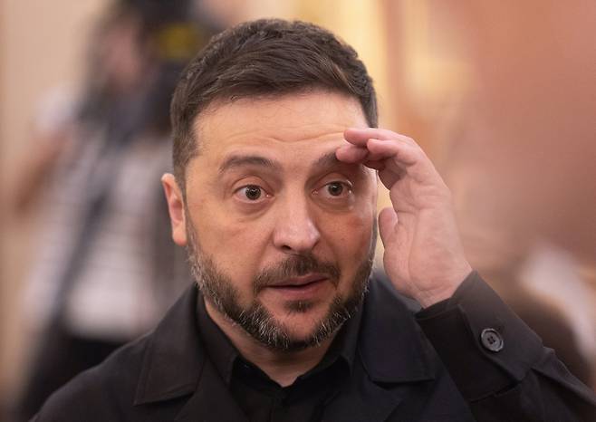 볼로디미르 젤렌스키 우크라이나 대통령이 18일(현지시간) 스페인 마드리드의 스페인 의회에 도착하고 있다. [AP]