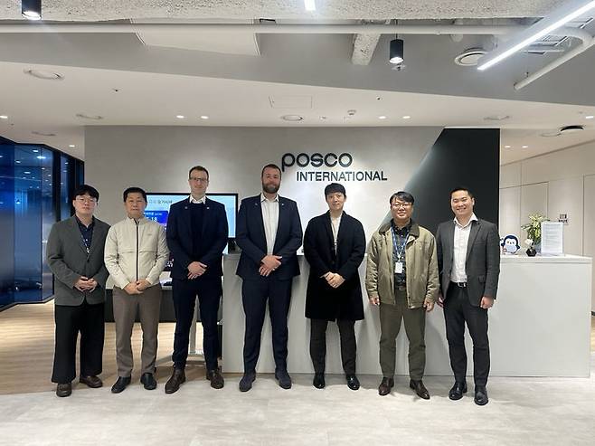 [서울=뉴시스] 호주 배터리 기업 그라피넥스(Graphinex) 임직원과 포스코인터내셔널, 포스코퓨처엠 관계자가 회동 과정에서 사진을 찍고 있는 모습. (사진=그라피넥스 링크드인 캡처) photo@newsis.com *재판매 및 DB 금지