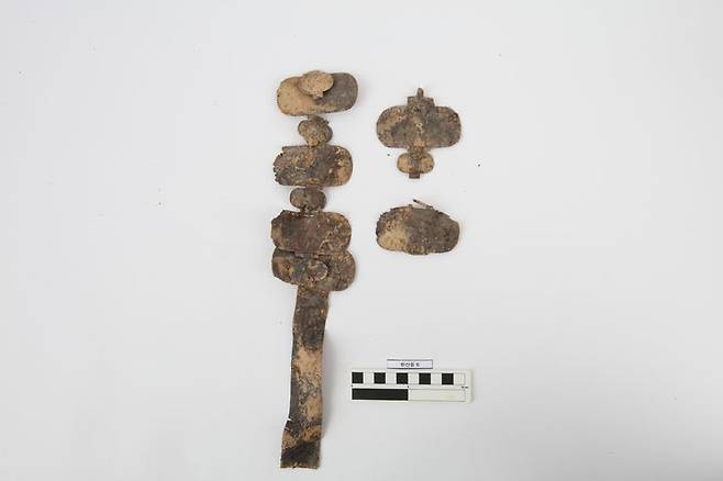 [서울=뉴시스] 영천 완산동 고분군 은제 과대요패 (사진=국가유산청 제공) 2025.11.19. photo@newsis.com *재판매 및 DB 금지