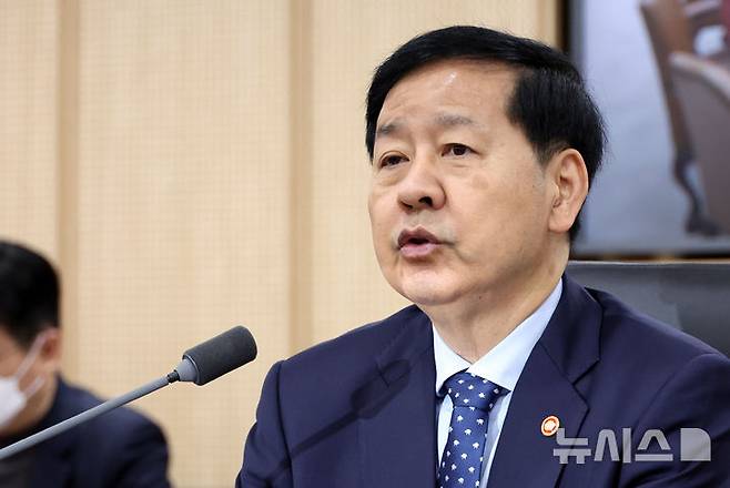 [세종=뉴시스] 강종민 기자 = 구윤철 부총리 겸 기획재정부 장관이 19일 세종시 정부세종청사에서 열린 경제관계장관회의에서 모두발언을 하고 있다. 2025.11.19. ppkjm@newsis.com