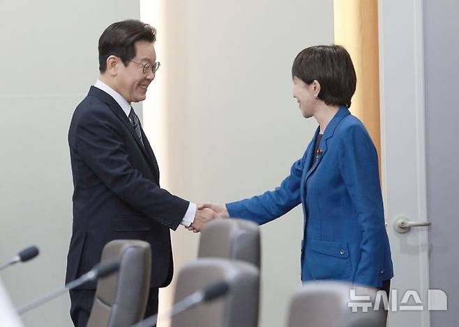 [경주=뉴시스] 고범준 기자 = 중일 관계 악화 속 일본의 유력지는 18일 한국과 일본이 갈등보다는 협력을 확대해야 한다고 촉구했다.  사진은 이재명 대통령과 다카이치 사나에 일본 총리가 지난달 30일 경북 경주 APEC 정상회의장에서 한일 정상회담에 앞서 악수하고 있는 모습. 2025.11.19. bjko@newsis.com