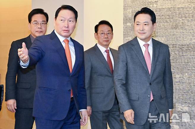 [서울=뉴시스] 홍효식 기자 = 장동혁 국민의힘 대표와 최태원 대한상공회의소 회장이 19일 서울 중구 대한상공회의소에서 열린 국민의힘-대한상공회의소 정책 간담회에 참석하고 있다. (공동취재) 2025.11.19. photo@newsis.com