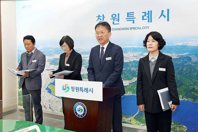 [창원=뉴시스] 강경국 기자 = 박진열 경남 창원시 경제일자리국장이 19일 시청 프레스센터에서 경제일자리국 정례브리핑을 하고 있다. (사진=창원시청 제공). 2025.11.19. photo@newsis.com *재판매 및 DB 금지