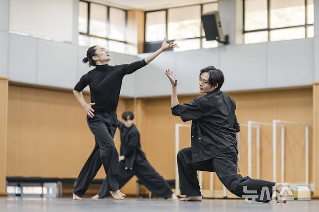 [서울=뉴시스] 19일 서울 중구 국립극장 해오름극장 연습동 연습실에서 열린 국립무용단 '거장의 숨결' 중 'Soul, 해바라기' 시연회에서 무용수들이 열연하고 있다. (사진=국립극장 제공)