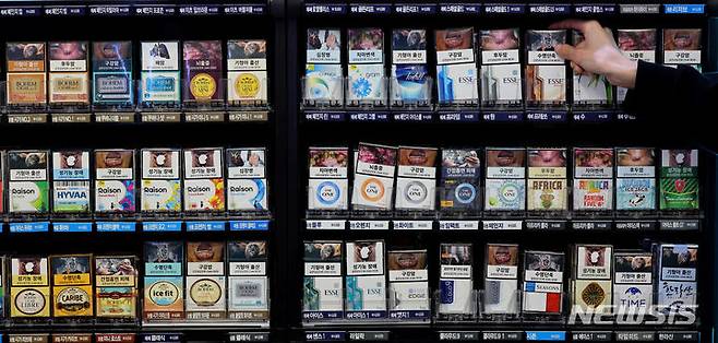 [서울=뉴시스] 김금보 기자 = 서울시내 한 편의점에 담배 상품이 진열돼있다. 2023.12.14. kgb@newsis.com
